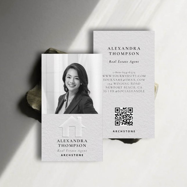 Tarjeta De Visita Faux inmobiliario Grabado en relieve foto de clase (real estate professional business card photo qr code black white modern elegant faux embossed)