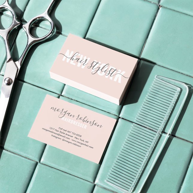 Tarjeta De Visita Firma moderna del guión del estilo de cabello rosa (Modern blush pink hair stylist script signature)