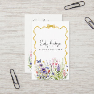 Tarjeta de visita floral con arco dorado
