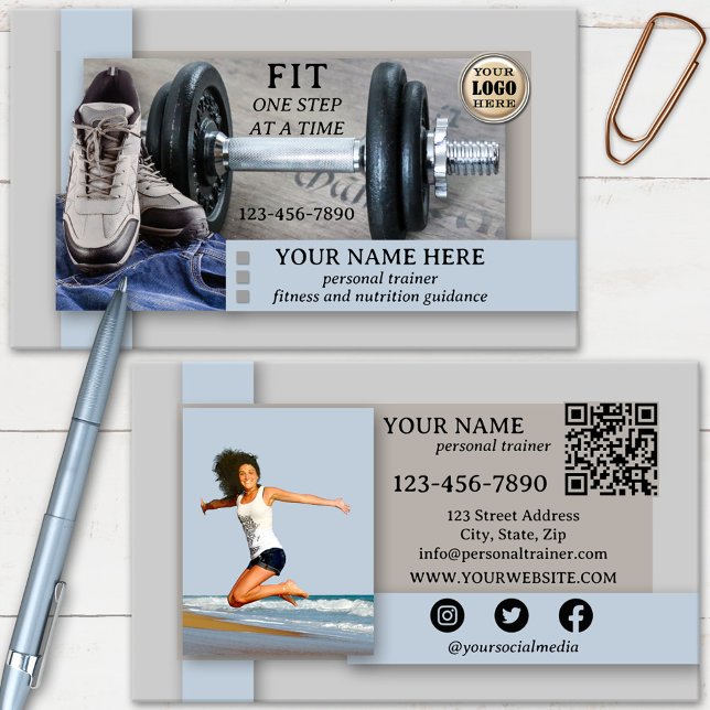 Tarjeta De Visita Formador personal de mantenimiento de la salud (Modern fitness or personal trainer business card with QR code, logo and social media icons)