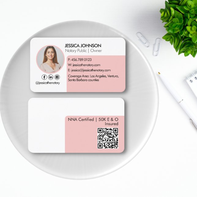 Tarjeta De Visita Foto del Notario de Código QR rosa Pastel Mínimo y (Subido por el creador)