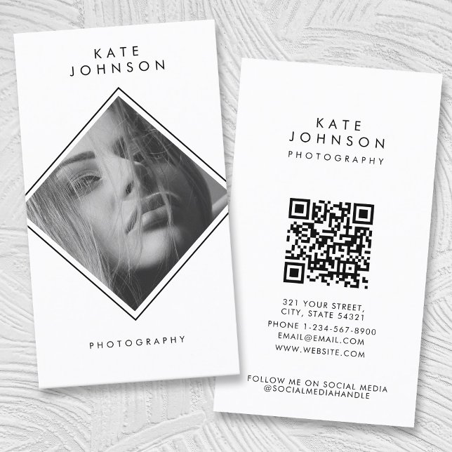 Tarjeta De Visita Fotografía moderna en blanco y negro Código QR (Modern Simple Black & White Photography QR Code Business Card)