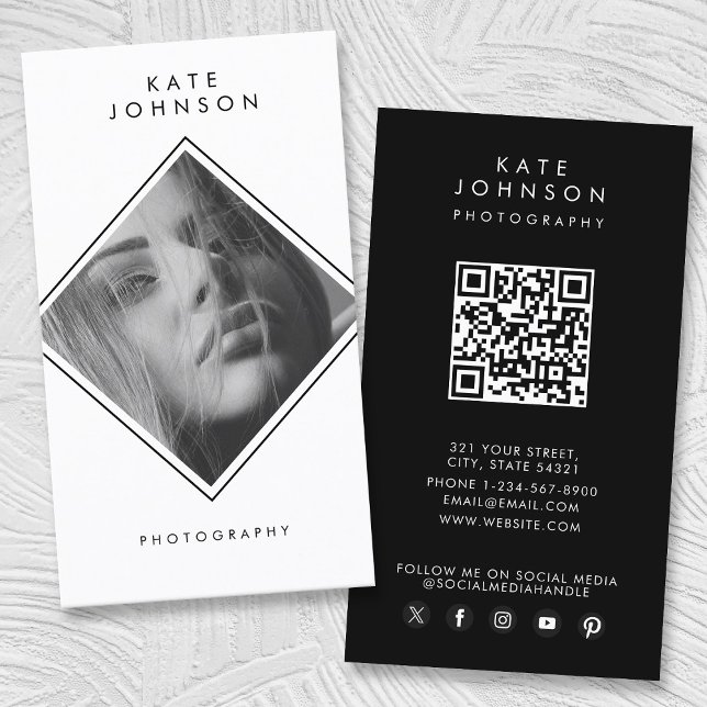 Tarjeta De Visita Fotografía moderna en blanco y negro Código QR (Modern Simple Black & White Photography QR Code Business Card)