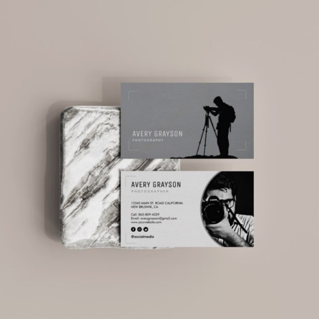 Tarjeta De Visita Fotógrafo creativo moderno blanco y gris (Subido por el creador)