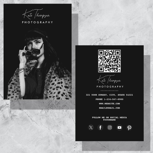 Tarjeta De Visita Fotógrafo de letras de guión Fotografía en blanco  (Script Font Photographer Black White Photography Business Card)