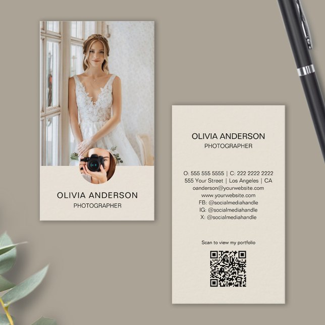 Tarjeta De Visita Fotógrafo moderno 2 fotos Código QR Crema simple (Modern Photographer 2 Photos QR Code Simple Cream Business Card)