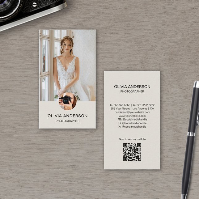 Tarjeta De Visita Fotógrafo moderno foto QR Tono neutro simple (Modern Photographer Photo QR Simple Neutral Tone Business Card)