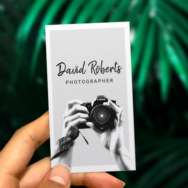 Tarjeta De Visita Fotógrafo sujetando cámara con fotografía elegante (Subido por el creador)
