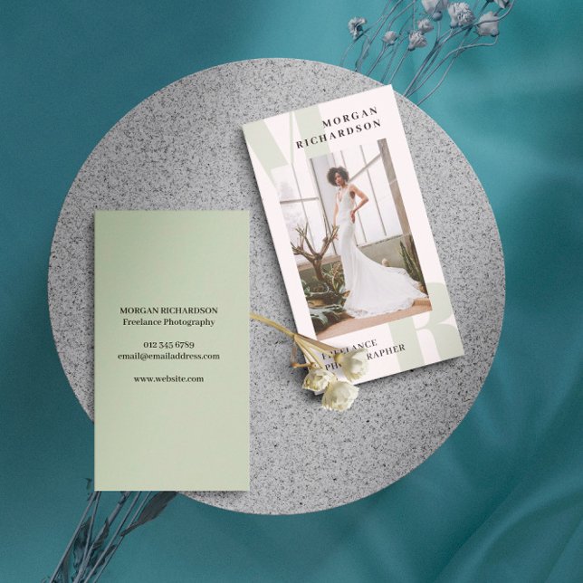 Tarjeta De Visita Grandes Iniciales Sage Green Typography Photograph (Subido por el creador)