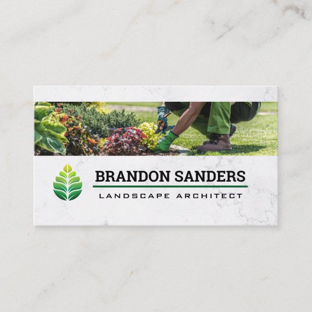 Tarjeta De Visita Green Leaf Logo | Landscaper Working in Garden (Anverso)