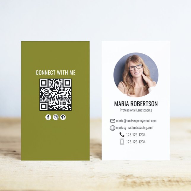 Tarjeta De Visita Green Modern Business Photo QR Code Business Card (Green business card template with photo and QR code.)
