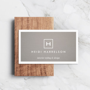 Tarjeta de visita gris con logotipo e inicial