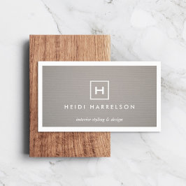 Tarjeta de visita gris con logotipo e inicial