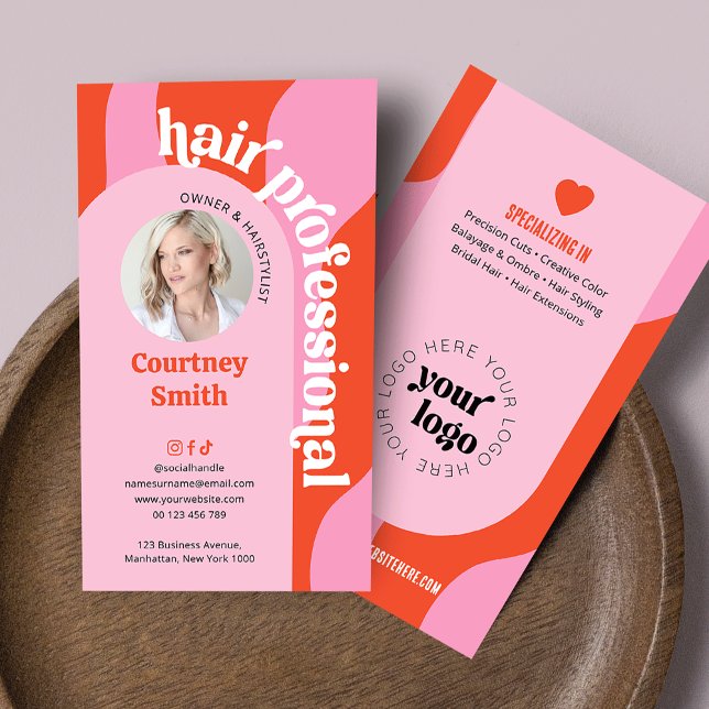 Tarjeta De Visita Groovy Pink & Red Moderno Hair Stylist Salon Photo (Trendy pink and red hair salon business cards with photo and groovy fonts + arch background)