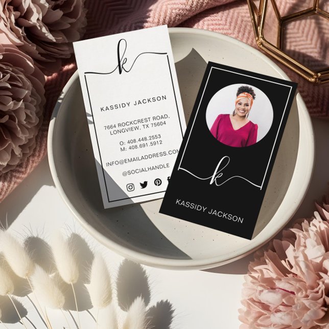 Tarjeta De Visita Guión de estilo minimo Monograma Circular foto (Minimal Stylish Script Monogram Frame Circle Photo Business Card)