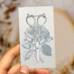 Tarjeta De Visita Hair Stylist Vintage Scissor Dusty Rosa Linen<br><div class="desc">Tarjeta de visita Hair Stylist Vintage Scissor & Dusty Rosa Floral Linen.</div>