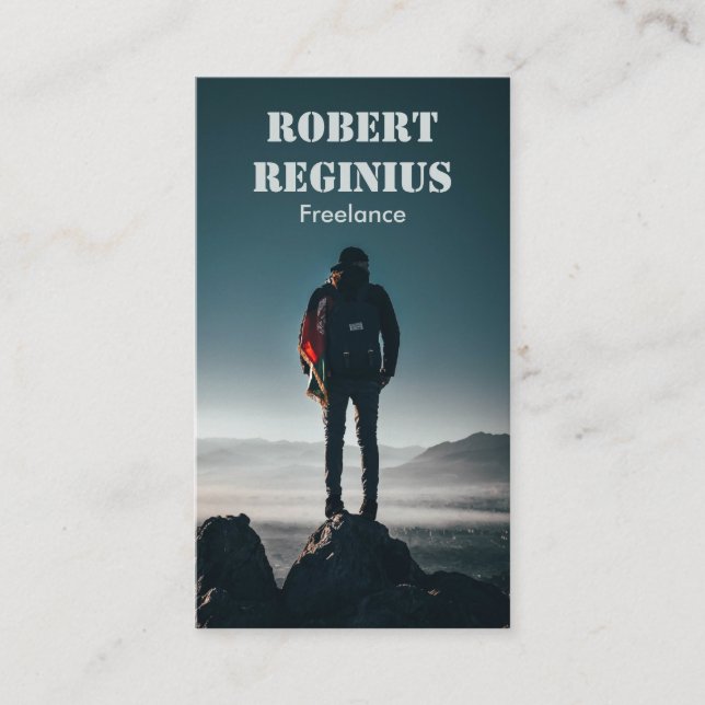 Tarjeta De Visita hombre con mochila de pie sobre formación de rocas (Anverso)