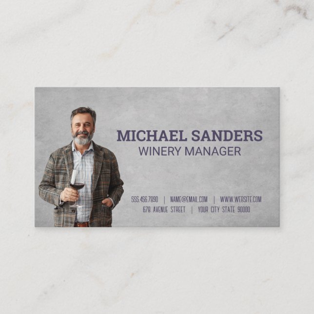 Tarjeta De Visita Hombre sonriendo y sosteniendo vidrio de vino (Anverso)