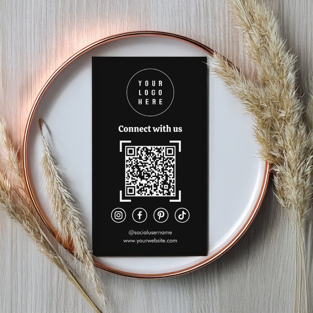 Tarjeta De Visita Iconos de medios sociales Código QR Negro (A modern black card with a QR code, social media icons, and website address)