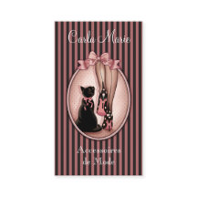 Joven mujer elegante y gato negro
