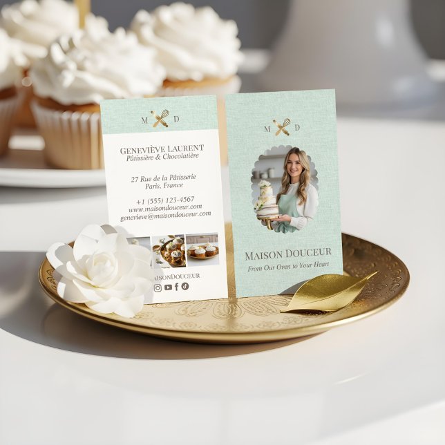 Tarjeta De Visita Lino Verde Elegante Chic Pastelería Batidor de Oro (Green Linen Elegant Chic Bakery Gold Whisk Photo Business Card)