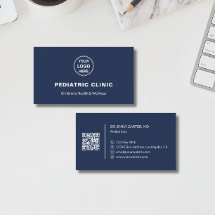 Tarjeta De Visita Logo de clínica pediátrica en azul marino QR