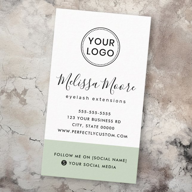 Tarjeta De Visita Logo de la personalizado femenina verde claro en l (Light sage green feminine custom logo social media business card)