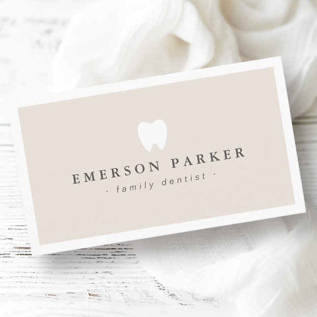 Tarjeta De Visita Logo del diente del dentista marrón claro moderno (Light tan brown dentist tooth logo modern business card)