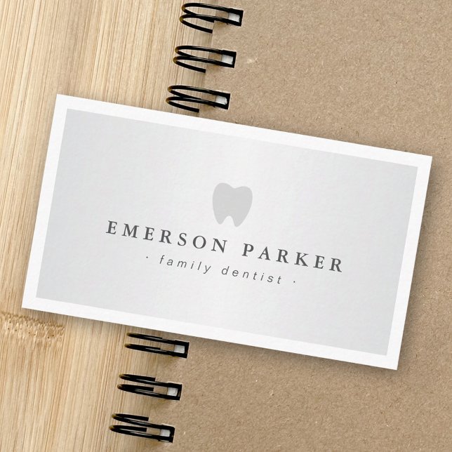 Tarjeta De Visita Logo dental moderno gradiente gris claro (Dentist tooth logo modern light gray gradient business card)