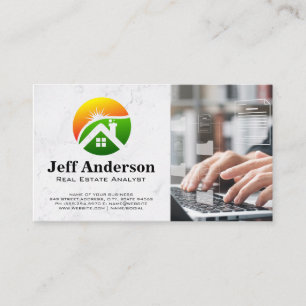 Tarjeta De Visita Logotipo de bienes raíces Persona en portátil