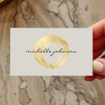Tarjeta De Visita Logotipo de Diseñador de Círculo Pintado de Lujo F<br><div class="desc">Un círculo pintado de forma orgánica en oro falso metálico se convierte en un logotipo de lujo en esta plantilla de diseño de tarjetas de visita con la adición de su nombre o nombre de negocio en un tratamiento de tipo moda. Esta tarjeta, instalada en un fondo de color claro...</div>