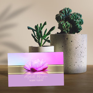 Tarjeta De Visita Loto Violeta de Franja Dorada Moderna Elegante