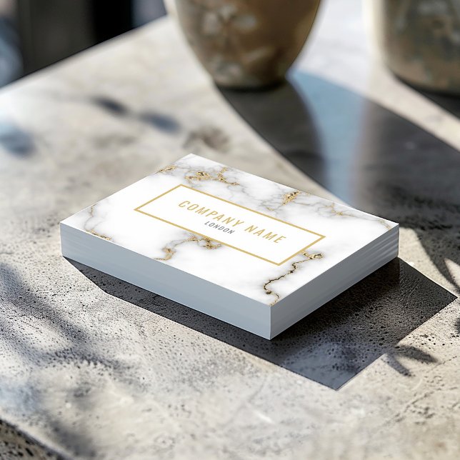 Tarjeta De Visita Lujo blanco y mármol dorado (White marble business card with gold name, minimalist contact details, and gold frame.)