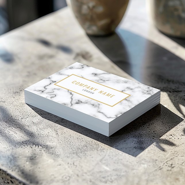 Tarjeta De Visita Lujo de mármol dorado y blanco (White marble business card with gold name, minimalist black details, and gold frame.)