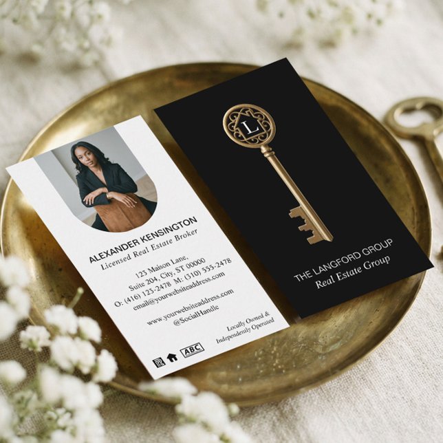 Tarjeta De Visita Luxury Black Gold Monogram Key Real Estate Agent (Luxury Black Gold Monogram Key Real Estate Agent Business Card)
