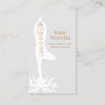 Maestra de yoga, plantón de árbol con raíces y cha