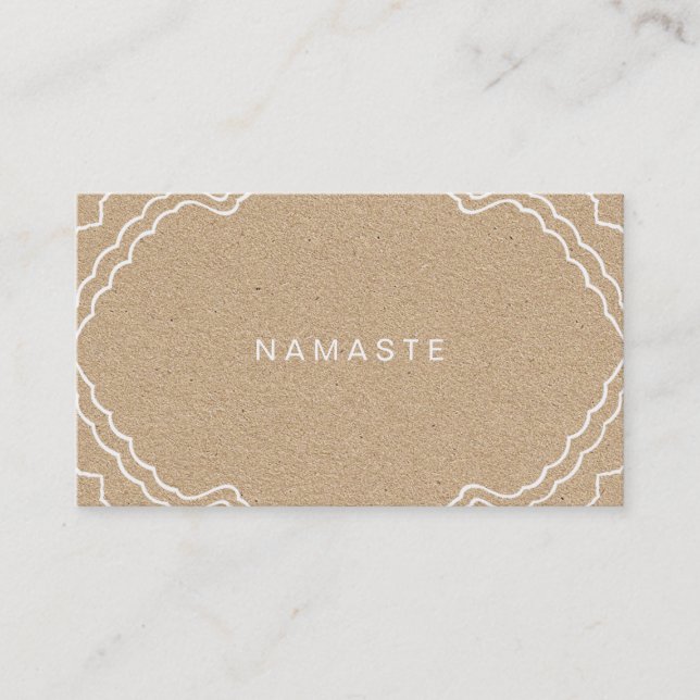 Tarjeta De Visita Maestra de Yoga Tan y White Simple Namaste (Anverso)