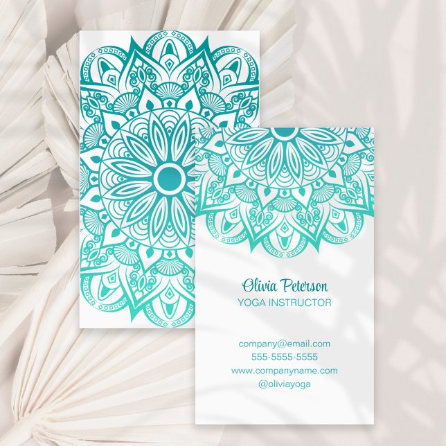 Tarjeta De Visita Maestra moderna de Yoga Turquoise Mandala (Modern Yoga Teacher Turquoise Mandala Business Card on a sunny dry palm leaf.)