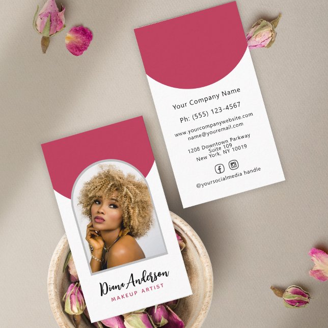 Tarjeta De Visita Magenta Arco fotográfico moderno maquillan industr (A great business card for the beauty industry, this card has an arch photo with magenta round shapes)