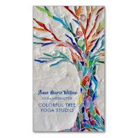Colorido estudio de yoga en árbol