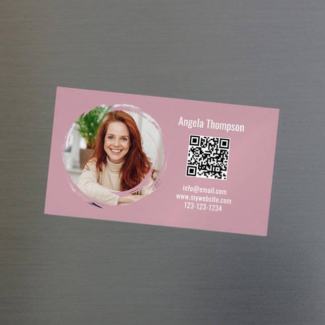 Tarjeta De Visita Magnética Photo QR Code Pink Modern Magnetic  (Pink business card magnet with scannable QR code.)
