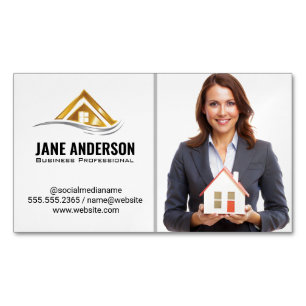 Tarjeta De Visita Magnética Realtor Holding Home   Mujer empresaria