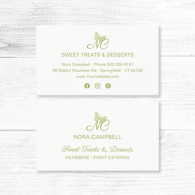 Tarjeta De Visita Mariposa verde claro monograma moderno elegante (Modern, elegant light green typography, butterfly monogram business card with social media icons.)