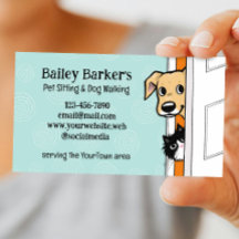 Mascota sentado con perro y gato picantes y cuidad