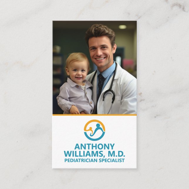 Tarjeta De Visita Médica joven sosteniendo a un niño sonriente (Anverso)