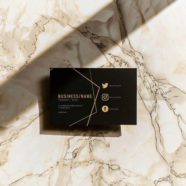 Tarjeta De Visita Medios sociales en negro y oro (Black business card with gold geometric lines, social icons, and modern typography.)