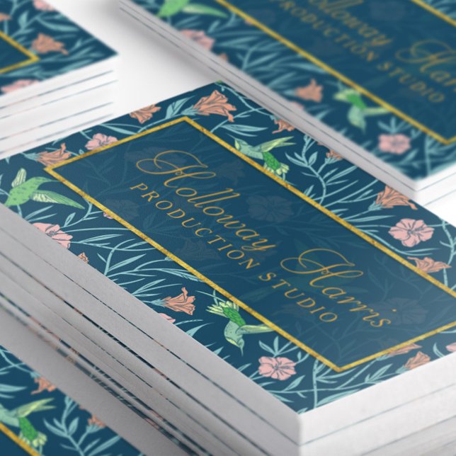 Tarjeta De Visita Moda Azul Colibrí y Patrón de flores (Close-up stacked Chic Blue Hummingbird and Flowers Pattern Business Cards-Front)