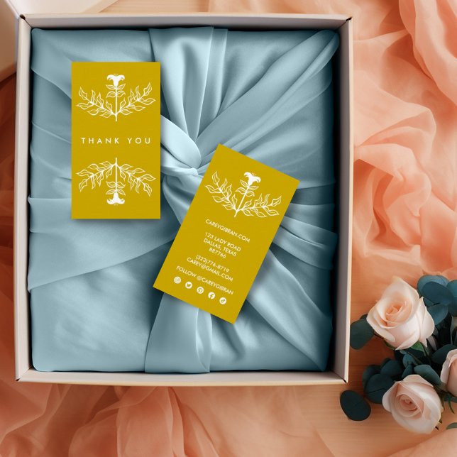 Tarjeta De Visita Moda Elegante Lirio Blanco Gracias Comprar (Mustard yellow thank you business cards with white lily design and social media icons.)