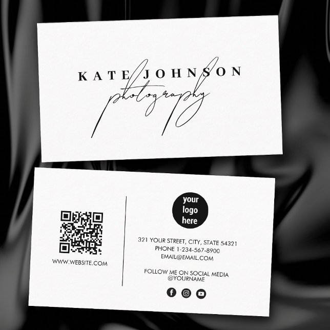 Tarjeta De Visita Moda Firma blanca Script QR Código Medios sociales (Chic White Signature Script QR Code Social Media Business Card)