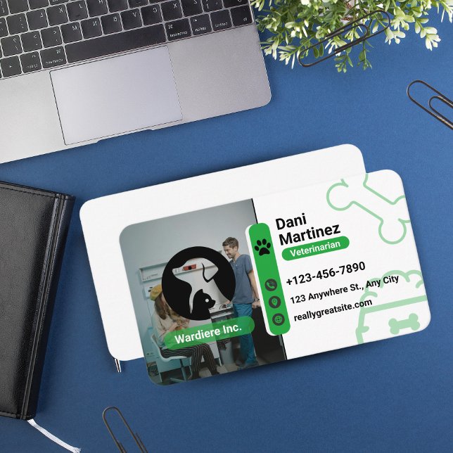 Tarjeta De Visita Modern Vet Animal Hospital – Black & Green  (Modern Vet Clinic Business Card – White & Green )